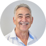 Headshot of Dr Alan Leeb